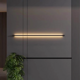 Aplique lineal de pared minimalista negro con LED de luz suave para salón