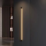 Aplique lineal de pared minimalista negro con LED de luz suave para salón