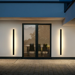 Aplique exterior negro minimalista largo con sensor de movimiento IP65 para porche