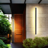 Aplique lineal LED exterior minimalista con sensor de movimiento IP65 en negro
