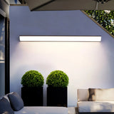 Aplique exterior largo moderno LED IP65 en negro para porche