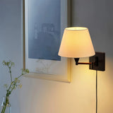 Aplique de pared de tela LED articulado con enchufe para mesita de noche