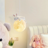 Lámpara colgante infantil con diseño de conejo lunar LED de resina para mesita de noche