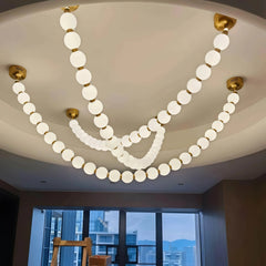 Lámpara colgante moderna y elegante con cadena de bolas blanca para salón