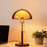 Lámpara de mesa vintage de madera con pantalla acrílica e interruptor de cadena