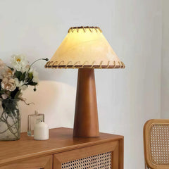 Lámpara de sobremesa vintage de madera con pantalla de pergamino para salón