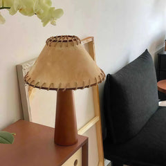 Lámpara de sobremesa vintage de madera con pantalla de pergamino para salón