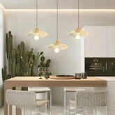 Lámpara colgante tipo flor tres luces de madera y cristal estilo nórdico para cocina