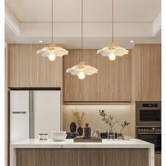 Lámpara colgante tipo flor tres luces de madera y cristal estilo nórdico para cocina