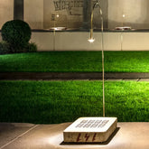 Faroles decorativos para suelo en moderno jardín