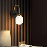 Aplique negro y dorado en dormitorio elegante