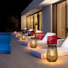 Lámpara solar de pie exterior de ratán LED estilo farol para terraza