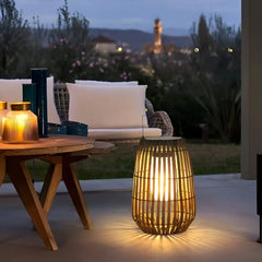 Lámpara solar de pie exterior de ratán LED estilo farol para terraza