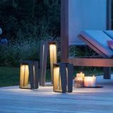 Lámpara de pie exterior solar de metal negro para terraza con diseño moderno