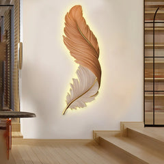 Aplique LED de pared moderno con diseño de pluma vertical para dormitorio