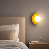 Aplique moderno de pared LED media luna en color macaron para dormitorio