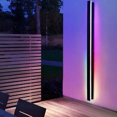 Aplique exterior negro minimalista largo con sensor de movimiento IP65 para porche