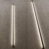 Aplique lineal de pared minimalista negro con LED de luz suave para salón