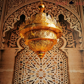 Lámpara árabe colgante dorada calada con grabado decorativo para salón