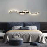 Aplique de pared moderno regulable con diseño ondulado para dormitorio