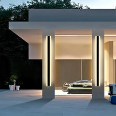 Aplique de pared exterior lineal negra de metal minimalista con sensor de movimiento para porche