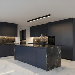Plafón lineal minimalista regulable de metal negro para salón