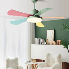 Ventilador de techo con mando y luz para moderna habitación infantil