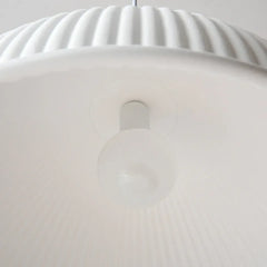 Lampara colgante pantalla blanca diseño semicircular