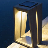 Lámpara de pie exterior solar de metal negro para terraza con diseño moderno