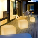 Lámpara de pie solar exterior blanca de forma cúbica para terraza