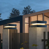 Sobremuro exterior solar LED IP65 con diseño moderno para pilar negro