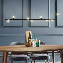 Lamparas sobre isla cocina diseño lineal con esferas modernas