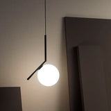 Apliques colgantes modernos con diseño esférico y minimalista