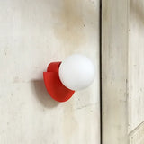 Aplique moderno de pared LED media luna en color macaron para dormitorio
