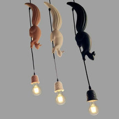 Lámpara colgante con decoración de ardilla de resina