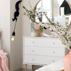 Lámpara colgante con decoración de ardilla de resina