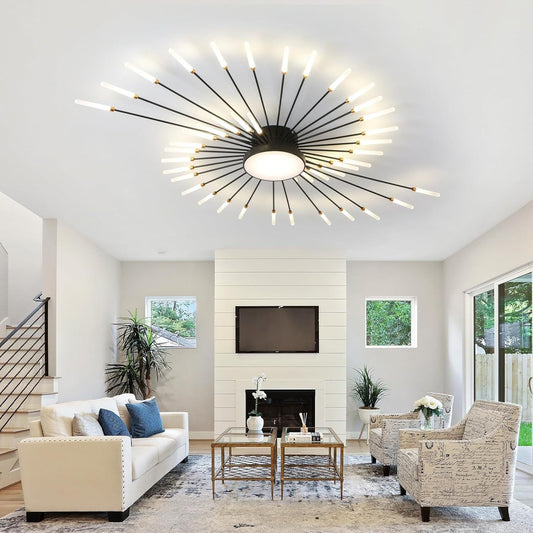 Lámpara de techo en forma de estrella en una sala de estar moderna, con un sofá blanco y muebles decorativos, con televisión y ventanas.