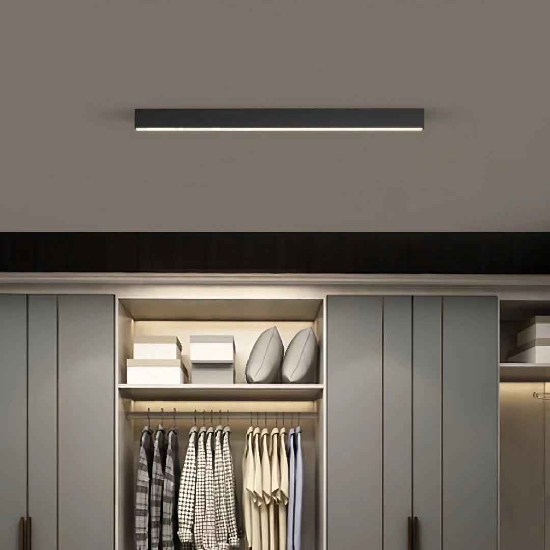 Plafón lineal minimalista regulable de metal negro para salón