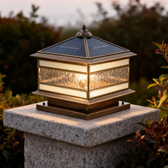 Farol Sobremuro Exterior Solar Vintage IP65 de Vidrio y Latón para Jardín