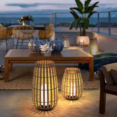 Lámpara solar de pie exterior de ratán LED estilo farol para terraza