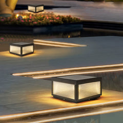 Lámpara Solar de Jardín Minimalista con Diseño en Cubo a Rayas