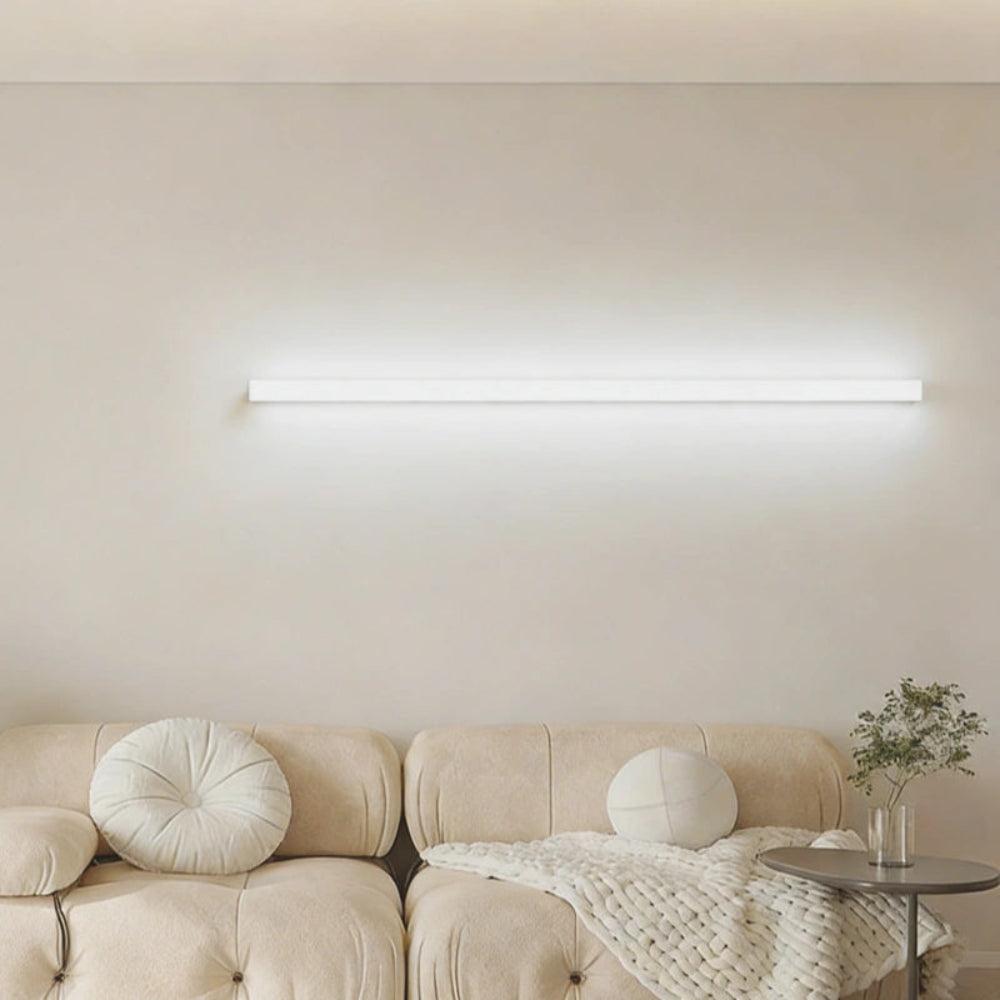 Aplique de pared lineal minimalista LED regulable de metal para salón