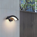 Aplique de pared exterior con sensor de movimiento negro moderno de diseño curvo IP65