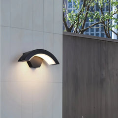 Aplique de pared exterior con sensor de movimiento negro moderno de diseño curvo IP65