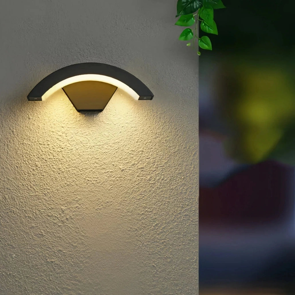 Aplique de pared exterior con sensor de movimiento negro moderno de diseño curvo IP65