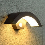 Aplique de pared exterior con sensor de movimiento negro moderno de diseño curvo IP65