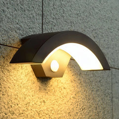 Aplique de pared exterior con sensor de movimiento negro moderno de diseño curvo IP65