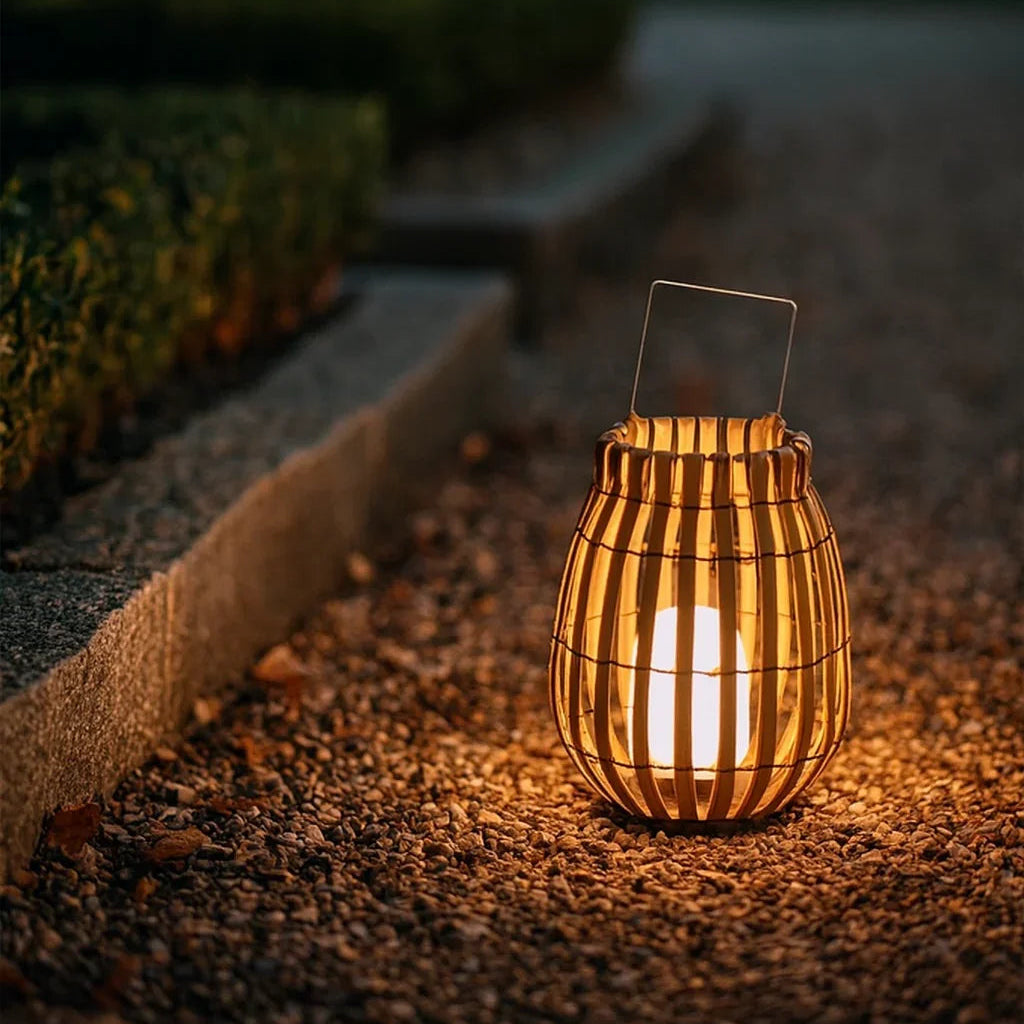 Lámpara solar de pie exterior de ratán LED estilo farol para terraza