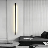 Aplique lineal de pared minimalista negro con LED de luz suave para salón