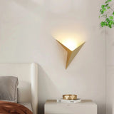 Aplique de pared moderno con diseño geométrico triangular LED para salón